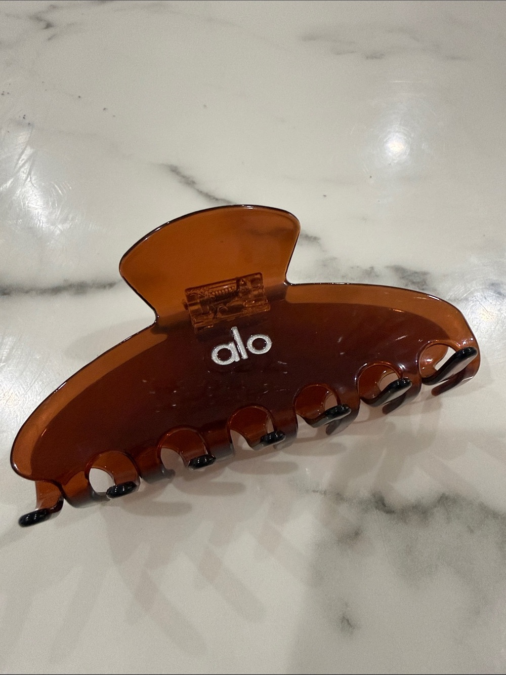 ALO Yoga Tortoiseshell Brown Hair Claw Clip - Picture 2 of 3
